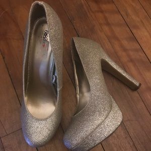 Glitter gold pumps